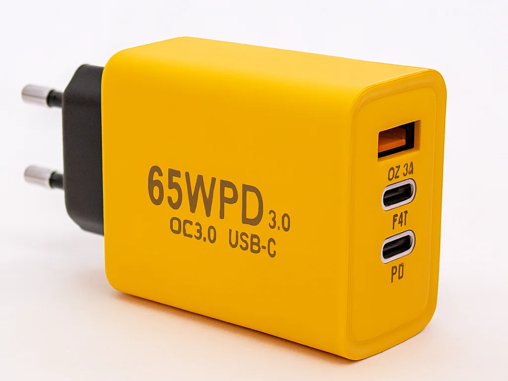 Мережевий адаптер 65W з USB та двома Type-C портами — швидка зарядка PD/QC для смартфонів, ноутбуків і планшетів